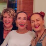 Özlem Akınözü Instagram - Biz gülen yüzlerimiz,tertemiz kalplerimizle dünyalar güzeli @yasemaki nin o sıcacık evinde,birbirinden lezzetli yemekleri eşliğinde, @hulyagulshen @yesimguloffical @aybike_tuncer @guneshayat bol kahkahalar ile erkenden 2020’ye girdik🙏🏻🎅🏻🎄🎄hep böyle gülmeyi dileyelim🙏🏻🧿✨✨✨✨✨