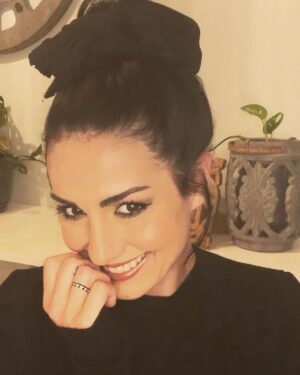 Özlem Yılmaz Instagram - “Ne haliniz varsa gülün👻”