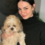Özlem Yılmaz Instagram - En yakın arkadaşım, Simit. Kendisi bu fotoğrafı paylaşmamı istemedi. Ama ben güzel çıktım diye harcadım onu. Artık yakın arkadaş değiliz.. 😹😹😹