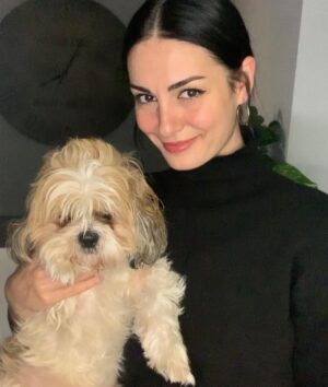 Özlem Yılmaz Instagram - En yakın arkadaşım, Simit. Kendisi bu fotoğrafı paylaşmamı istemedi. Ama ben güzel çıktım diye harcadım onu. Artık yakın arkadaş değiliz.. 😹😹😹