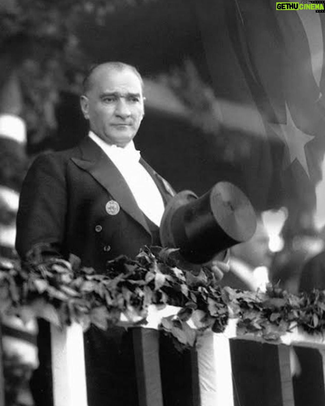 Özlem Yılmaz Instagram - ♾ Saygı, sevgi, minnet ve özlemle.. ♾ #mustafakemalatatürk🇹🇷 #atatürk🇹🇷 #ilelebet