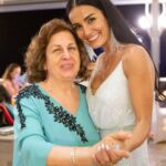 Özlem Yılmaz Instagram - 18 yaşımdan beri her bir romantik/slow dans müziği duyduğumuzda Annemi dansa kaldırdığımı biliyor muydunuz? Düğün dernek bir kenara, müsait bir yerde arabayı sağa çekip sokağın ortasında bile dans etmişliğimiz var.. Evdeysek bu zaten hep böyle.. #çünküben #babamınkızıyım
