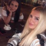 Özlem Yılmaz Instagram - 1 saat = 3.600 saniye 1 saatte ki kurduğum cümle sayısı = 6.780 İyi uykular Barbie’m😂😂😂 @gozdeimer