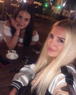 Özlem Yılmaz Instagram - 1 saat = 3.600 saniye
1 saatte ki kurduğum cümle sayısı = 6.780 
İyi uykular Barbie’m😂😂😂 @gozdeimer