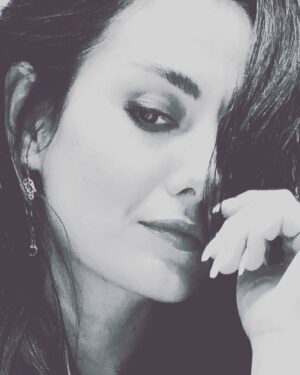 Özlem Yılmaz Instagram - Sarraf isen okuyabilirsin.. #iyigeceler🌙