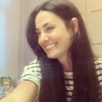 Özlem Yılmaz Instagram - Sabır ölçer @z0lm 🤒🤒🤒 Yine günlerden bir gün.. (her gün🤭) komşularımın sabrını sınıyorum.. Canım sıkıldı, sizide araya kaynatiim dedim.. 🤣🤣🤣 * Konseri izlerken kitlenmem, eğlenmem sorgulanamaz!! Sesime ne derseniz diyin, çok daha kötülerini duymadık diil 💣 ..ama bu kısım yoruma açık 😂😂😂 #sezenaksu #leventyüksel #aşkınnuryengi #sertaperener #90’lar Arada parazit olmadan, dinleyin.. 👌🏼 Efsaneler.. 🌟 * https://youtu.be/GzwXXZLumQM