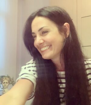 Özlem Yılmaz Instagram - Sabır ölçer @z0lm 🤒🤒🤒

Yine günlerden bir gün.. (her gün🤭) komşularımın sabrını sınıyorum..
Canım sıkıldı, sizide araya kaynatiim dedim.. 🤣🤣🤣 

* Konseri izlerken kitlenmem, eğlenmem sorgulanamaz!! Sesime ne derseniz diyin, çok daha kötülerini duymadık diil 💣 ..ama bu kısım yoruma açık 😂😂😂 

#sezenaksu #leventyüksel #aşkınnuryengi #sertaperener #90’lar

Arada parazit olmadan, dinleyin.. 👌🏼
Efsaneler.. 🌟
* https://youtu.be/GzwXXZLumQM
