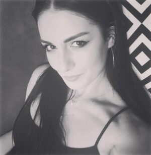 Özlem Yılmaz Instagram - “Sevdiğin insan(lar)a zor olmamak için o kadar basitleşiyorsun ki, sana değer vermeye gerek duymuyor(lar).”