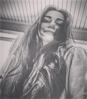 Özlem Yılmaz Instagram - “Aşk o kadar şiddetlenebilir ki, kendini yakıp tüketir. Aşık olarak başlarsınız ama dikkatli olmazsanız kendi tutkunuzun kurbanı olursunuz.” #genius #picasso