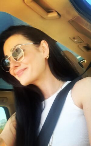 Özlem Yılmaz Instagram - “Mutluluktan şarkı söylemiyorum, şarkı söyleyerek mutlu oluyorum.” #williamjames #kafası🫠