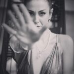Özlem Yılmaz Instagram - Beklenti ve belirsizliklere son vermek isterken kafamın içine hapsolmuş cümleleri yazıya dökmekte bu kadar zorlanacağımı düşünmemiştim hiç. Nasıl başlamam gerektiğinin kararsızlığıyla; saatlerdir telefon ekranı ile salonun boş bir köşesi arası gidip geliyor gözlerim. Bu esnada aklıma gelen iyi-kötü binbir anı duygudan duyguya sürüklüyor beni. Anbean gülümseyip, arada bir de tek kaş kaldırıyorum sanki o anları yeniden yaşıyor gibi.. Hızla geçen 15 yıllık oyunculuk serüvenime sığmış öyle çok hikaye var ki.. “Ama biz şimdi asıl konumuza dönelim..” Uzun zamandır yeni proje beklentisiyle ilgili aldığım yorumlar ve sorular üzerine paylaşma gereksinimi duyduğum, tek nefeste alınmadığına emin olabileceğiniz; bundan sonraki süreç ile ilgili kararım; ekranlarda olmayacağım. Çocukluk hayali gerçekleşmiş, hobisini meslek edinebilmiş biri olarak şunu çok net söyleyebilirim ki; oyunculuğun bana vermiş olduğu haz tartışılmaz. Farklı kimliklere can vermenin keyfi bir yana, içimde saklı kalmış ya da bastırılmış duygu ve davranışları, ‘ol’mayı üstlendiğim karakterlere yükleyerek açığa çıkarmak çok büyük bir zevk oldu her zaman benim için. - Bu şansı elde ettiğim için mutluyum. 19 yaşından beri severek yaptığım mesleğimden beni uzaklaştıran detayları çok gerekli görürsem bilahare konuşuruz. “Sözü daha fazla uzatmayayım..” Bu hazzı yaşamama vesile, üzerimde emeği ve hakkı olan herkese sonsuz teşekkür borçluyum. 🙏🏼 Birlikte çalışmaktan şeref duyduğum insanlar, güzel tanışıklıklar, kurulan anlamlı dostluklar.. Mesleğimin hayatıma kattığı her ne varsa, acı tatlı yaşanan her şeye şükürler olsun. 🙏🏼 Sevgi ve saygımı içinde hisseden herkes, iyi ki varlar.. İyi ki varsınız.. ❤️ #rüyalardabuluşuruz #feleknedemek #karagümrükyanıyor #dicle #zorakikoca #servetavcısı #dantel #unutulmaz #dedektifmemoli #karaoğlan #kaçak #emanet #karaekmek #ağlamaanne