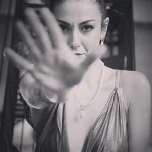Özlem Yılmaz Instagram - Beklenti ve belirsizliklere son vermek isterken kafamın içine hapsolmuş cümleleri yazıya dökmekte bu kadar zorlanacağımı düşünmemiştim hiç.

Nasıl başlamam gerektiğinin kararsızlığıyla; saatlerdir telefon ekranı ile salonun boş bir köşesi arası gidip geliyor gözlerim. Bu esnada aklıma gelen iyi-kötü binbir anı duygudan duyguya sürüklüyor beni. Anbean gülümseyip, arada bir de tek kaş kaldırıyorum sanki o anları yeniden yaşıyor gibi.. Hızla geçen 15 yıllık oyunculuk serüvenime sığmış öyle çok hikaye var ki..

“Ama biz şimdi asıl konumuza dönelim..”

  Uzun zamandır yeni proje beklentisiyle ilgili aldığım yorumlar ve sorular üzerine paylaşma gereksinimi duyduğum, tek nefeste alınmadığına emin olabileceğiniz; bundan sonraki süreç ile ilgili kararım; ekranlarda olmayacağım. 

Çocukluk hayali gerçekleşmiş, hobisini meslek edinebilmiş biri olarak şunu çok net söyleyebilirim ki; oyunculuğun bana vermiş olduğu haz tartışılmaz.

Farklı kimliklere can vermenin keyfi bir yana, içimde saklı kalmış ya da bastırılmış duygu ve davranışları, ‘ol’mayı üstlendiğim karakterlere yükleyerek açığa çıkarmak çok büyük bir zevk oldu her zaman benim için.
- Bu şansı elde ettiğim için mutluyum.

19 yaşından beri severek yaptığım mesleğimden beni uzaklaştıran detayları çok gerekli görürsem bilahare konuşuruz.

“Sözü daha fazla uzatmayayım..”

Bu hazzı yaşamama vesile, üzerimde emeği ve hakkı olan herkese sonsuz teşekkür borçluyum. 🙏🏼

Birlikte çalışmaktan şeref duyduğum insanlar, güzel tanışıklıklar, kurulan anlamlı dostluklar.. Mesleğimin hayatıma kattığı her ne varsa, acı tatlı yaşanan her şeye şükürler olsun. 🙏🏼

Sevgi ve saygımı içinde hisseden herkes, iyi ki varlar..

İyi ki varsınız.. 

❤️ 

#rüyalardabuluşuruz #feleknedemek #karagümrükyanıyor #dicle #zorakikoca #servetavcısı #dantel #unutulmaz #dedektifmemoli #karaoğlan #kaçak #emanet #karaekmek #ağlamaanne