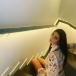 Özlem Yılmaz Instagram - Merdivende oturup beklemeye alışığım ben gelmeyecek olanı 😂 Yaşken eğildim yani koymaz bana 😂😂😂 - Sene 1990, Annem: “Özleeem.. hadi kalk kızım şu merdivenlerden, gir içeri. Abinler dalga geçiyor seninle, gelmeyecek Esat.” @ozgurylmz78 😂😂😂