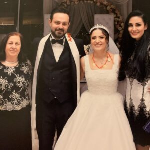 Özlem Yılmaz Instagram - “.. Onlar erdi muradına, biz çıkalım kerevetine.” 🤗 20.11.2021 #gökçemrewedding #çok #çokmutluolun #biryastıkta 🙏🏼

Sizi seviyorum.. 💙❤️