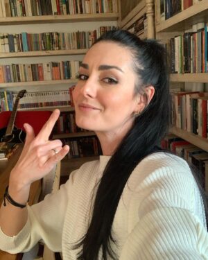 Özlem Yılmaz Instagram - Aşkla, şevkle, zevkle.. #W 👩🏻‍💻

@cembaydur 👨🏻‍💻 ‘a hatırlatma post’unu da koyduğuma göre işime geri dönebilirim. 😂 #nokta #virgül #denden 😂😂😂