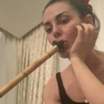 Özlem Yılmaz Instagram - “Benim NEYime NEY?” 😂😂😂 Saolsun, Canım Arkadaşlarım, bi’ sohbetimizde; “..bende küçükken Babamdan ‘Ney’ istemiştim, almadı😒” dedim diye bana sürpriz, Ney almışlar.. 🙈 Video’yu sesli izleyenlerin “Baban haklıymış…” dediğini duyar gibiyim.. 😂😂😂 Bak bu beni üzer.. 😂 Hani yani bende kendimi geliştirdikten sonra paylaşım yapayım isterdim ama kolumu baston gibi tutsam bile delikleri kapamaya yettiremediğim parmaklarımı geçtim, doğru sesi bulacak kadar çalışmama Annem’in tahammülü olamadı malesef. 😒 2. gün başladı söylenmeye.. 🙄 Başını şişiriyomuşum sürekli düüüüt yapınca.. 😂😂😂 #sanatımamanioldular NEYse işte, Ney ile tek gecelik aşkımızın, arkadaşlarıma göndermek için çektiğim; “bakın🎃 ses çıkarabildim” videosuydu bu.. Kötüde olsa anıdır, kalsın burda.. 😂😂😂 @esr_sfr @ferdagoksel @asbuki Zeka küpü arkadaşlara not: Ney’i öyle, bir o yana bir bu yana sallanmadan üflemem gerektiğini gördüm videolardan. 🤫 Bu şekilde sabit durmayla ilgili sıkıntılarım var sanırım. 🤔 İşte tam da buyüzden💡 kendim için en iyi enstrümanın “Bateri” olduğuna karar verdim. 😂😂😂 (Ama komşularım buna hazır mı? Bilemiyorum.) 😂😂😂 Komşulaaaar?