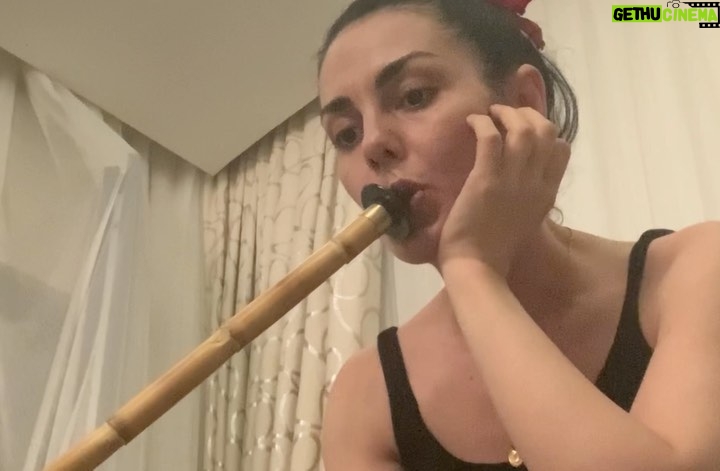 Özlem Yılmaz Instagram - “Benim NEYime NEY?” 😂😂😂 Saolsun, Canım Arkadaşlarım, bi’ sohbetimizde; “..bende küçükken Babamdan ‘Ney’ istemiştim, almadı😒” dedim diye bana sürpriz, Ney almışlar.. 🙈 Video’yu sesli izleyenlerin “Baban haklıymış…” dediğini duyar gibiyim.. 😂😂😂 Bak bu beni üzer.. 😂 Hani yani bende kendimi geliştirdikten sonra paylaşım yapayım isterdim ama kolumu baston gibi tutsam bile delikleri kapamaya yettiremediğim parmaklarımı geçtim, doğru sesi bulacak kadar çalışmama Annem’in tahammülü olamadı malesef. 😒 2. gün başladı söylenmeye.. 🙄 Başını şişiriyomuşum sürekli düüüüt yapınca.. 😂😂😂 #sanatımamanioldular NEYse işte, Ney ile tek gecelik aşkımızın, arkadaşlarıma göndermek için çektiğim; “bakın🎃 ses çıkarabildim” videosuydu bu.. Kötüde olsa anıdır, kalsın burda.. 😂😂😂 @esr_sfr @ferdagoksel @asbuki Zeka küpü arkadaşlara not: Ney’i öyle, bir o yana bir bu yana sallanmadan üflemem gerektiğini gördüm videolardan. 🤫 Bu şekilde sabit durmayla ilgili sıkıntılarım var sanırım. 🤔 İşte tam da buyüzden💡 kendim için en iyi enstrümanın “Bateri” olduğuna karar verdim. 😂😂😂 (Ama komşularım buna hazır mı? Bilemiyorum.) 😂😂😂 Komşulaaaar?