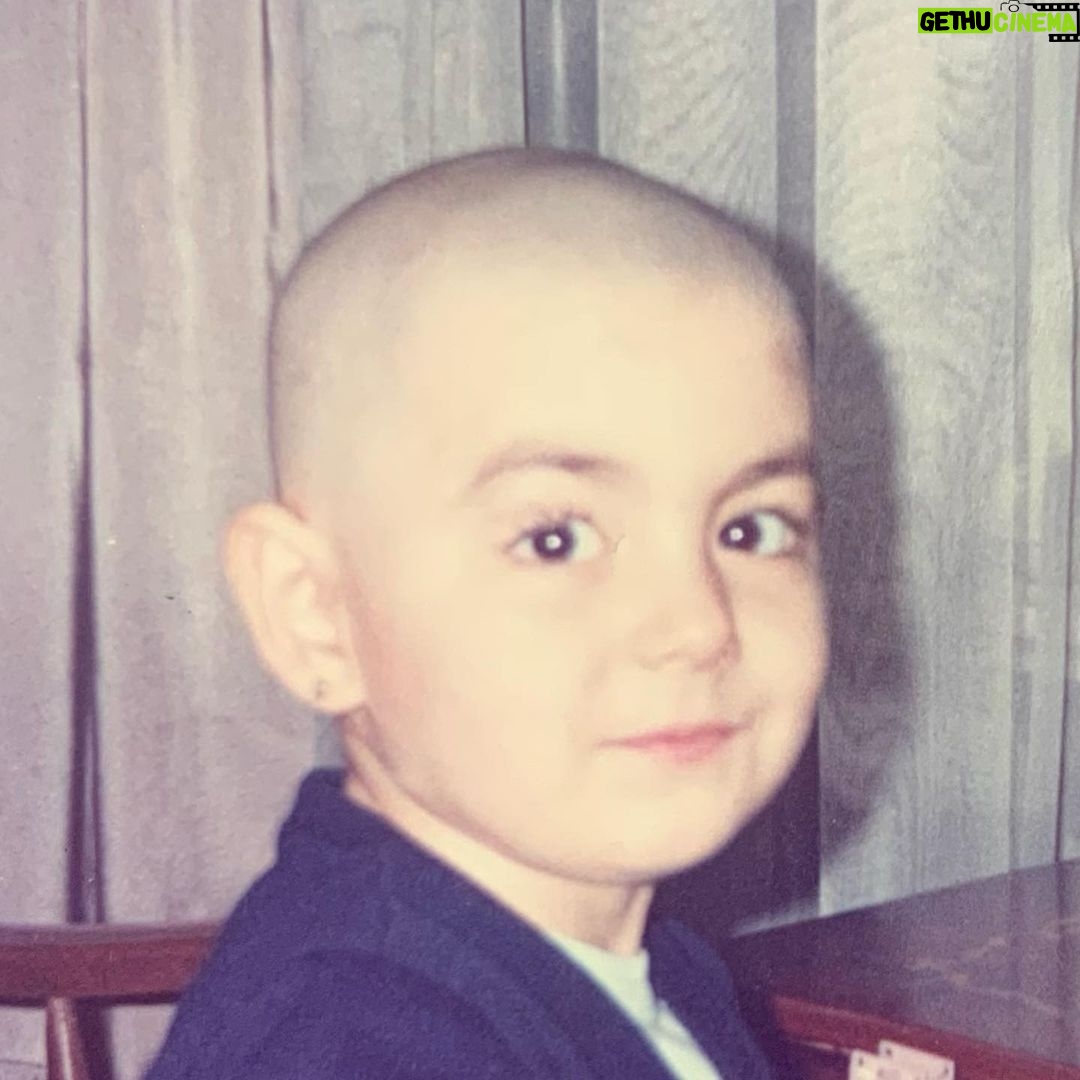Özlem Yılmaz Instagram - Ta taaaam.. İşte karşısınızda ilk çocukluk travmam 😂😂😂 “Yaşı küçük, hatırlamaz..” ❌ Evimizin oturma odasında kapının açıldığı duvar önünde bir koltuk, koltuğun kapıya yakın olan köşesinde rahmetli Osman Dede kurbanlık koyununu bekliyor. Aynı koltuğun pencereye yakın olan tarafında da biri var ama kim hatırlamıyorum. Silüet olarak kalmış hafızamda. Saçımı keseceklerini biliyorum. Dört dönüyorum ev içinde ama nafile. Odaya sokmayı başarıyorlar sonunda. Yazık bana ben hala canhıraş, belki bir son şans kurtulurum diye, eski balkonun oda içine katılmasıyla ortalık yerde duran kaba kolonun sağ arka tarafında duran yeşil, garip bir kumaştan, fermuarlı bez dolabın ayaklarının yüksek olmasını fırsat bilip 3,5 yaşındaki aklımla altına girip, yanımada kuzenim @merwe_ayan ‘ı çekip kaçabileceğimi sanıyorum bu durumdan. Oradan çıkartılış anımızdan sonrası ‘o gün’ yok bende.. Sonraki günlerde hatırladığım şeyler; *her gün aynaya saçım çıkmış mı diye bakmak, *neredeyse yeni doğmuş olan @mamatigokcesoylemez ve @derya_uzen ‘in, hatta abimlerin bile benimkinden uzun saçı olması.. Ve üzgün surat.. #keltoş #küçüközlem