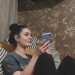 Özlem Yılmaz Instagram - Annem, ben her Özlem Tekin şarkıları söylediğimde başka odaya kaçar. Çok bağırıyomuşum..😂 “Avuçlarımda hala sıcaklığın var” söylemiyorum hoş, heralde bağıracağım.. 😂😂😂 Neyse yani siz bunu bilin ve.. *Kulak sağlığınız için sesini kısarak dinleyin, ya da hiç dinlemeyin.. 😂 #özlemtekin #çokseviyorum #109876543210 #aşık #karaoke