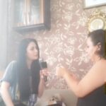 Özlem Yılmaz Instagram - Prof. Dr. Bilge Uzun; “Bilimsel araştırmalar, müziğin insan psikolojisine ve bedenine çok iyi geldiğini söylüyor. 90’lar müziğinin insanların motivasyonlarını arttırıcı bazı özellikleri var. Yine bilimsel araştırmalar, kalp ritminden bir nebze hızlı vuruşları olan müziklerin kişinin bedeninde mutluluk hormonu salgıladığı için insanların daha mutlu ve motive olmasına neden olduğunu söylüyor. 90’lar şarkılarının da genel özelliği acıya karşı dirençsiz bir kabullenme söz konusu. Hayat devam ediyor şeklinde bir psikolojisi var.” Katılanlar..? 🙋🏻‍♀️
