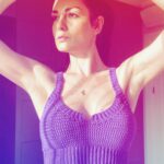 Özlem Yılmaz Instagram - Tığ işi crop top🧞‍♀️ Fiyat için dm.. 💰 - Şaka yapıyorum, saçma sapan mesajlar atmayın.. 😂😂😂 Buarada ben yaptım diye demiyorum ama ben yaptım diye çok güzel oldu 😝 #tığişi #elemeği 👁
