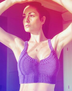 Özlem Yılmaz Instagram - Tığ işi crop top🧞‍♀️ Fiyat için dm.. 💰
- Şaka yapıyorum, saçma sapan mesajlar atmayın.. 😂😂😂 Buarada ben yaptım diye demiyorum ama ben yaptım diye çok güzel oldu 😝 #tığişi #elemeği 👁
