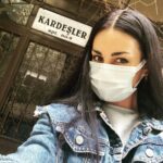 Özlem Yılmaz Instagram - Burası, benden de önce Annemin doğup büyüdüğü yer.. (d:1948) :) O zamanlar iki katlı bir evmiş tabi.. Abimler ve ben, kuzenlerimle birlikte apartman olduğu döneme denk geldik.. Kimilerine bu fikir korkunç gelsede, bugünlerin evlere kapanmış, ellerinde tablet ve telefonlarla büyüyen çocuklarını gördüğümde, akraba apartmanında, kalabalık bir aileyle büyüdüğüm için kendimi çok şanslı hissediyorum. Tabi bizim bir diğer şansımız da, insanların birbirlerine güvenmekten bu kadar yoksun, bu denli kadın/çocuk cinayetleri, taciz ve tecavüzlerin olmamayışıyla, sokaklarda rahatça koşup oynayabildiğimiz bir çocukluk geçirebilmemizdi.. İçinde iyi-kötü binbir anı biriktirdiğimiz bu bina miladını doldurduğu için, deprem riski sebebiyle yıkılacak artık. Eminim yıkıma gelip göbek filan atacağım çok uğraş verdiğim için bu konuda ama geçmiş gözümün önünden geçtiğinde içimin burkulacak olması da çok olası.. Dilerim bina yeniden inşaa edildikten sonra tüm kardeşler ve kuzenler sağlıkla, huzurla, yeniden birarada olur. 🙏🏼 #kardeşlerapartmanı #bakırköy