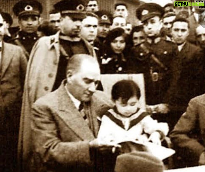 Özlem Yılmaz Instagram - Açtığın yolda, gösterdiğin hedefe durmadan yürüyeceğimize ant içtik biz! #23nisanulusalegemenlikveçocukbayramı kutlu olsun.. ❤️ #atatürk