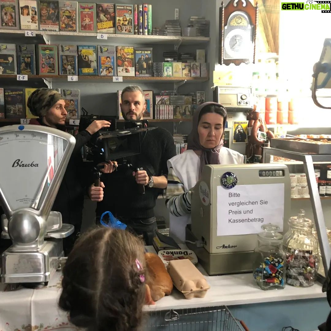 Ümmü Putgül - 1.2K Likes - #turkbakkali kısa filmi sürprizlerle dolu oldu.
Güzel senaryosu,ekibi,nezaketi ve yönetimiyle @ekremaydin__ la çalışma tanışma fırsatı ;
Yine yeni muhteşem arkadaşlar @sudeyyazici
@dogukaninceli @ottomandogan kazanmak
Çocuğumun babası eski beyim sevgili sanat yönetmenimle @samsakil 🤭 ilk kez bir sette birlikte çalışma şaşkınlığı ve keyfi
And amazing German actress @nicolebelstlerboettcher .. Happy to meet you Happy to work with you 🤍
@emrahsakallioglu2 gerilla ruhu ve diğer sevgili ekip 🌼
Yine sevdiğim bir karakter sevgili "Firdevs" 💓
23-24.03.2022 🌼