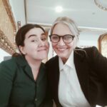 Ümmü Putgül Instagram - #turkbakkali kısa filmi sürprizlerle dolu oldu. Güzel senaryosu,ekibi,nezaketi ve yönetimiyle @ekremaydin__ la çalışma tanışma fırsatı ; Yine yeni muhteşem arkadaşlar @sudeyyazici @dogukaninceli @ottomandogan kazanmak Çocuğumun babası eski beyim sevgili sanat yönetmenimle @samsakil 🤭 ilk kez bir sette birlikte çalışma şaşkınlığı ve keyfi And amazing German actress @nicolebelstlerboettcher .. Happy to meet you Happy to work with you 🤍 @emrahsakallioglu2 gerilla ruhu ve diğer sevgili ekip 🌼 Yine sevdiğim bir karakter sevgili "Firdevs" 💓 23-24.03.2022 🌼