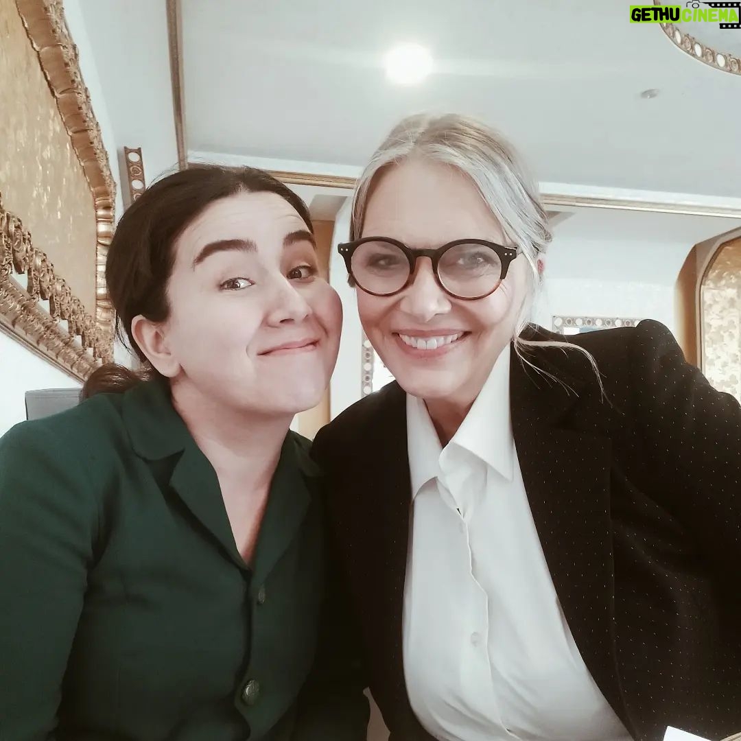 Ümmü Putgül - 1.2K Likes - #turkbakkali kısa filmi sürprizlerle dolu oldu.
Güzel senaryosu,ekibi,nezaketi ve yönetimiyle @ekremaydin__ la çalışma tanışma fırsatı ;
Yine yeni muhteşem arkadaşlar @sudeyyazici
@dogukaninceli @ottomandogan kazanmak
Çocuğumun babası eski beyim sevgili sanat yönetmenimle @samsakil 🤭 ilk kez bir sette birlikte çalışma şaşkınlığı ve keyfi
And amazing German actress @nicolebelstlerboettcher .. Happy to meet you Happy to work with you 🤍
@emrahsakallioglu2 gerilla ruhu ve diğer sevgili ekip 🌼
Yine sevdiğim bir karakter sevgili "Firdevs" 💓
23-24.03.2022 🌼