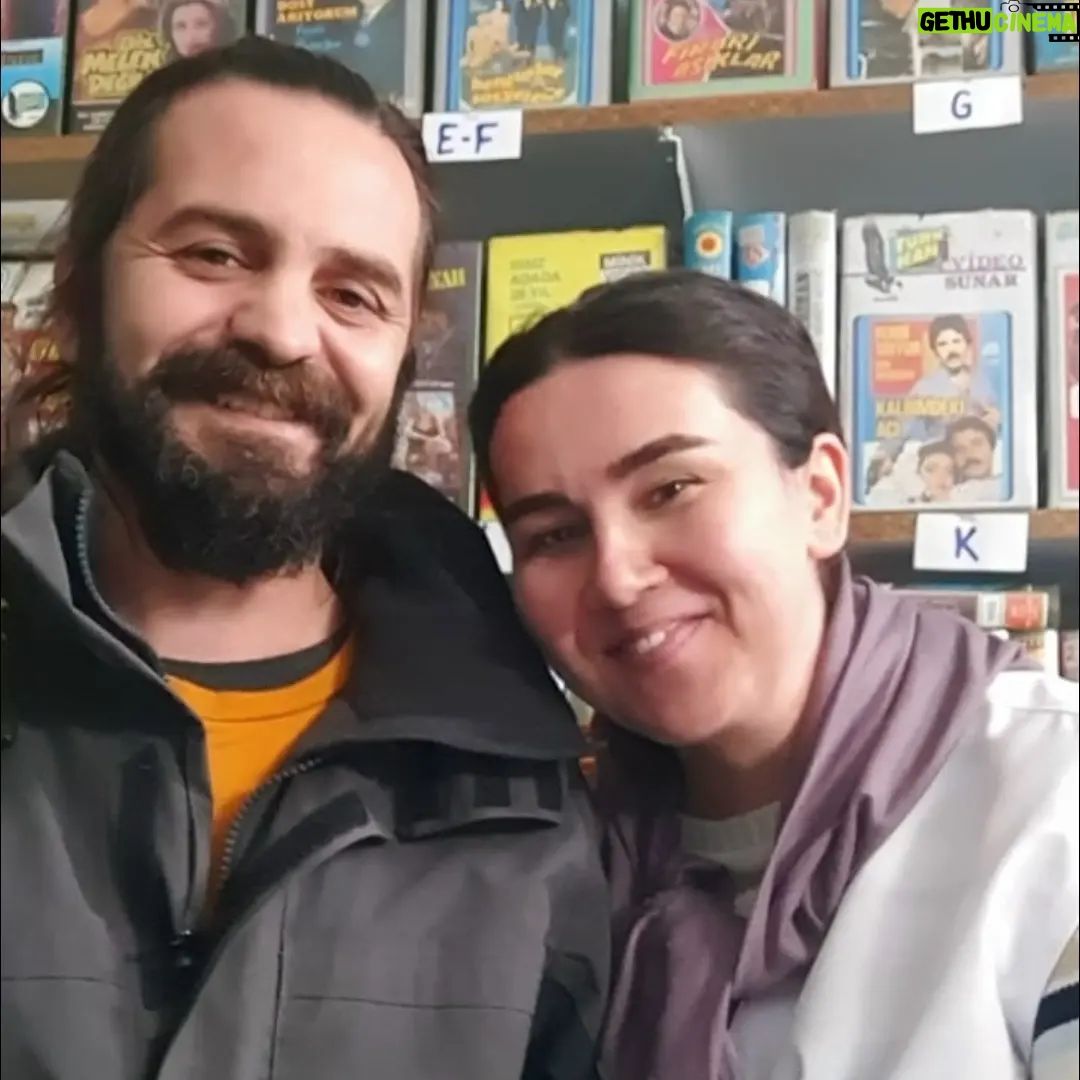 Ümmü Putgül - 1.2K Likes - #turkbakkali kısa filmi sürprizlerle dolu oldu.
Güzel senaryosu,ekibi,nezaketi ve yönetimiyle @ekremaydin__ la çalışma tanışma fırsatı ;
Yine yeni muhteşem arkadaşlar @sudeyyazici
@dogukaninceli @ottomandogan kazanmak
Çocuğumun babası eski beyim sevgili sanat yönetmenimle @samsakil 🤭 ilk kez bir sette birlikte çalışma şaşkınlığı ve keyfi
And amazing German actress @nicolebelstlerboettcher .. Happy to meet you Happy to work with you 🤍
@emrahsakallioglu2 gerilla ruhu ve diğer sevgili ekip 🌼
Yine sevdiğim bir karakter sevgili "Firdevs" 💓
23-24.03.2022 🌼