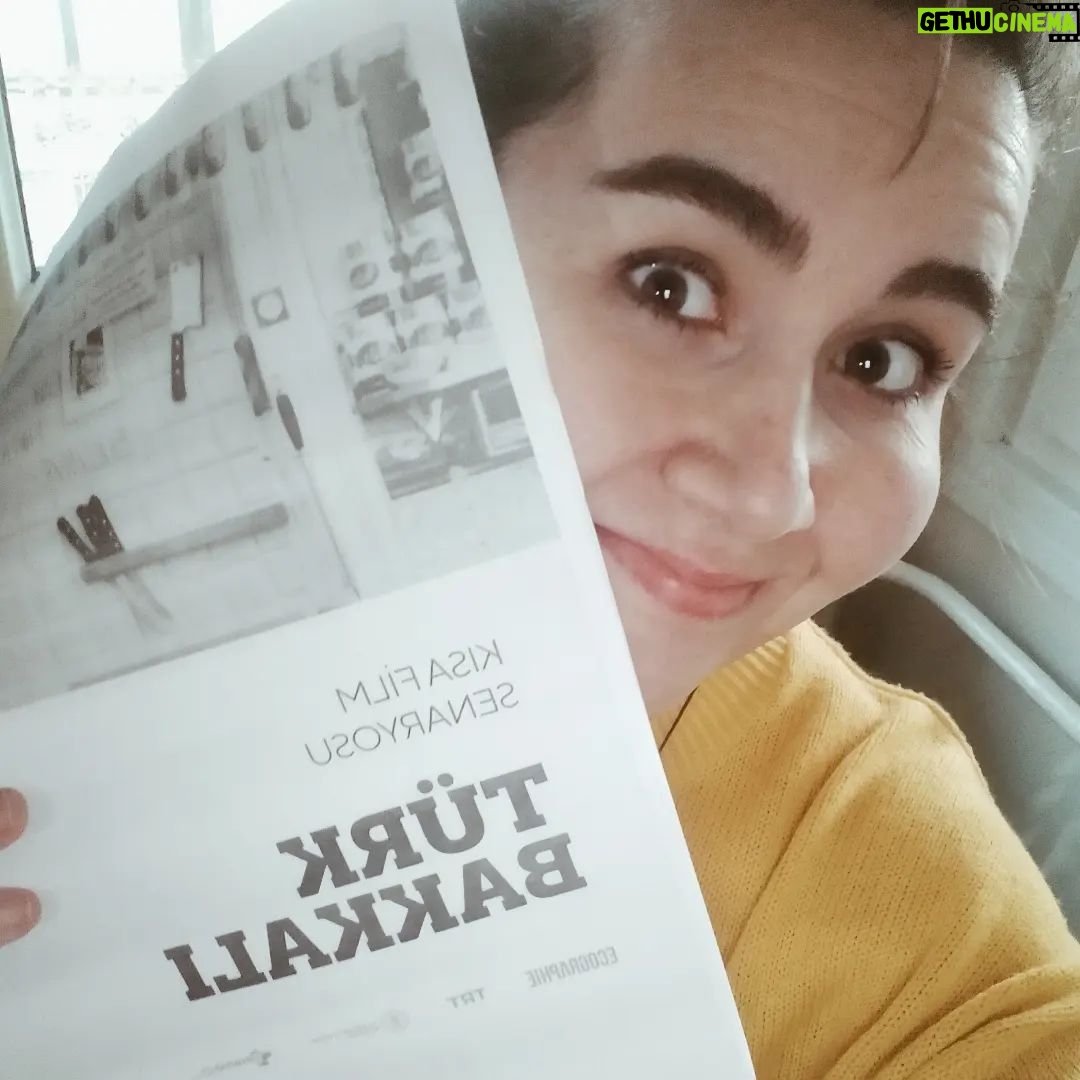 Ümmü Putgül - 1.2K Likes - #turkbakkali kısa filmi sürprizlerle dolu oldu.
Güzel senaryosu,ekibi,nezaketi ve yönetimiyle @ekremaydin__ la çalışma tanışma fırsatı ;
Yine yeni muhteşem arkadaşlar @sudeyyazici
@dogukaninceli @ottomandogan kazanmak
Çocuğumun babası eski beyim sevgili sanat yönetmenimle @samsakil 🤭 ilk kez bir sette birlikte çalışma şaşkınlığı ve keyfi
And amazing German actress @nicolebelstlerboettcher .. Happy to meet you Happy to work with you 🤍
@emrahsakallioglu2 gerilla ruhu ve diğer sevgili ekip 🌼
Yine sevdiğim bir karakter sevgili "Firdevs" 💓
23-24.03.2022 🌼
