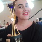 Ümmü Putgül Instagram - Ödülümüzü aldık . Yılın Dizisi @vedamektubudizi @guloguz_ @denizyuss @kanald