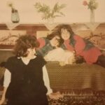 Ümmü Putgül Instagram - 90'larda bir Bodrum evi. İç /gün . @gulperiputgulkoybasi @gulsahputgul @_hevseputgul_