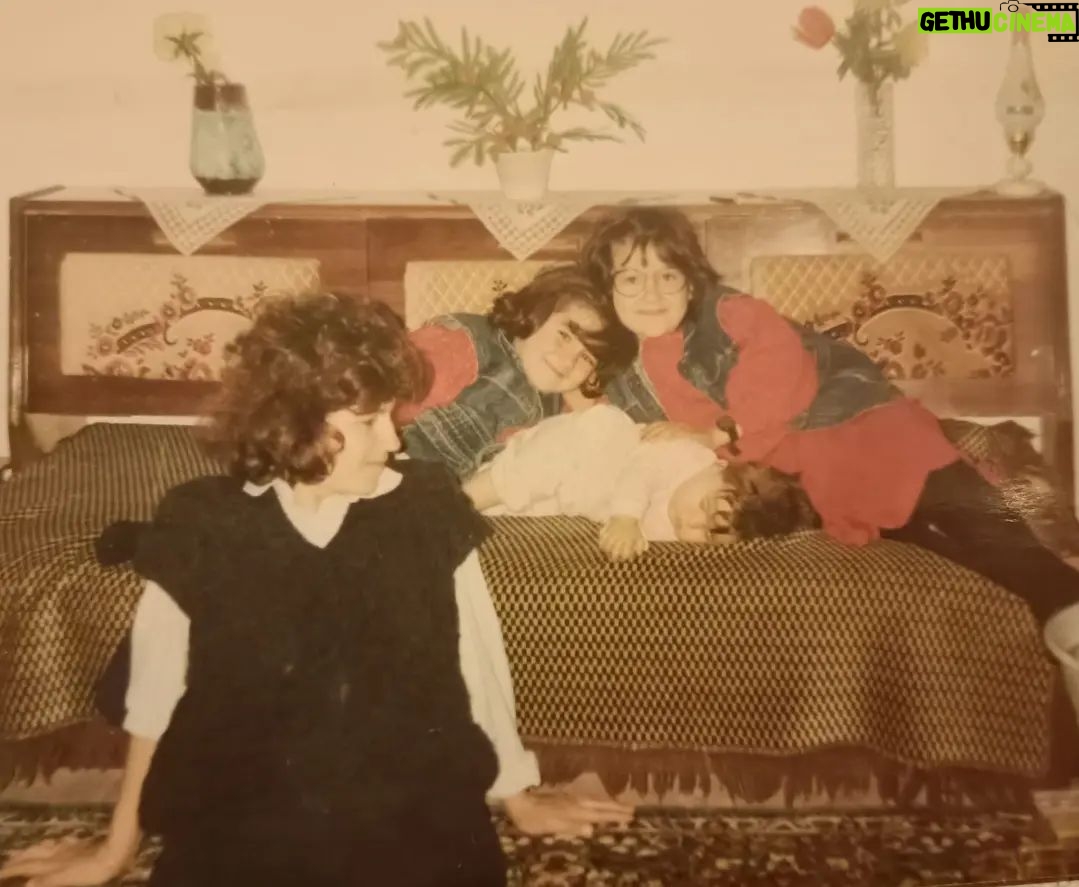 Ümmü Putgül Instagram - 90'larda bir Bodrum evi. İç /gün . @gulperiputgulkoybasi @gulsahputgul @_hevseputgul_
