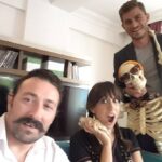 Şendoğan Öksüz Instagram – Rıfkı bir selfie çekelim dedi…
#ŞendoğanÖksüz 
#BüşraÇam
#ErenVurdem