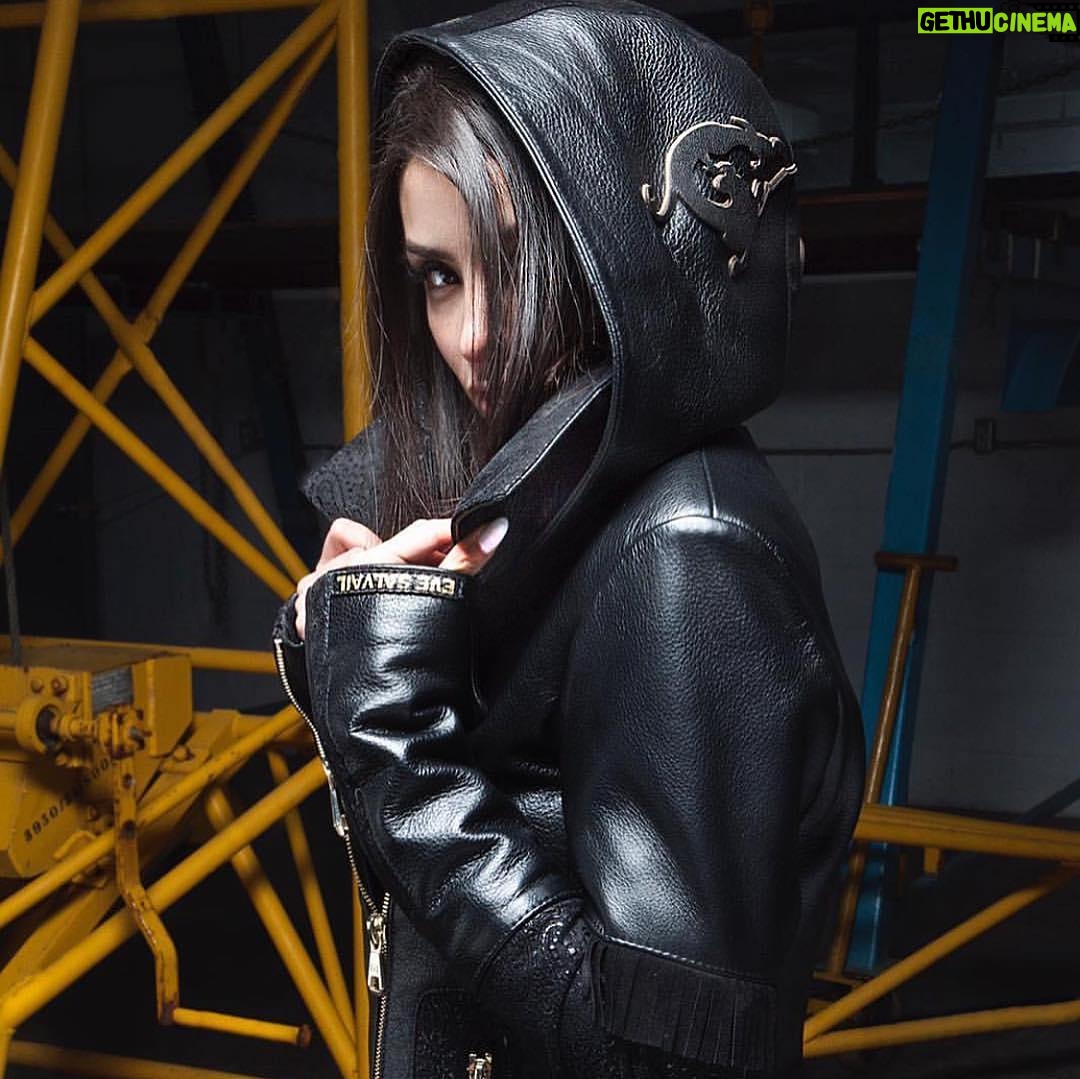 Céline Morel - 26.5K Likes - Merci à @fabricesopoglian de m’avoir offert l’opportunité de shooter à Montréal pour le créateur @pascallabelleofficial . Accompagné de la magnifique mannequin @evesalvail #morelceline #celinemorel