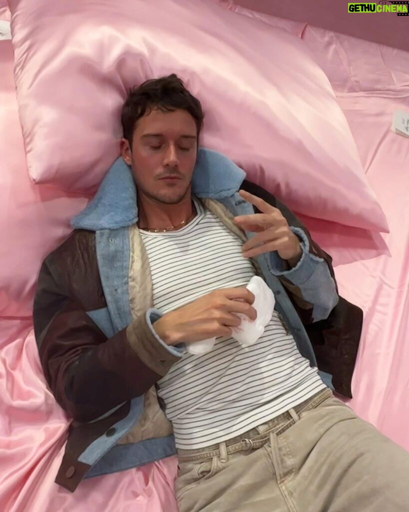 César Domboy Instagram - Split seconds from last week + Chucking up a deuce in pink silk sheets for @acnestudios & the great Jonny Johansson for yet another celestial show 💗 Paris, France