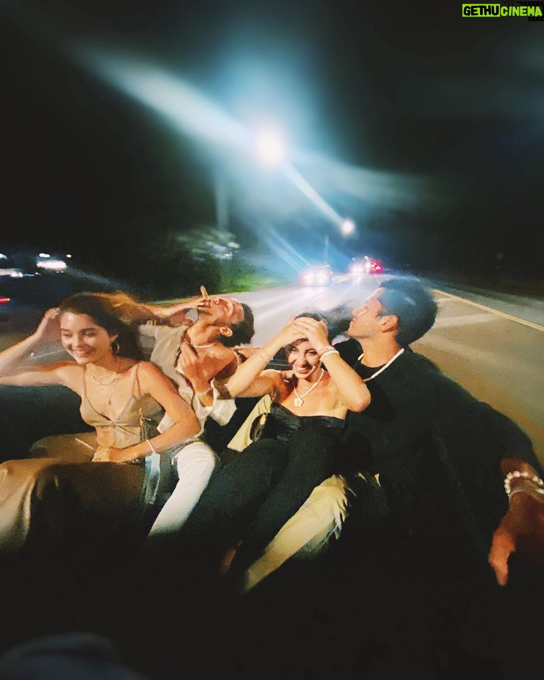 Cameron Dallas Instagram - Hitch hiking to dinner 🤙🏽