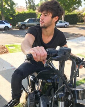 Cameron Dallas Instagram - Why Haven’t I Met You hit 3 Mill 🖤
