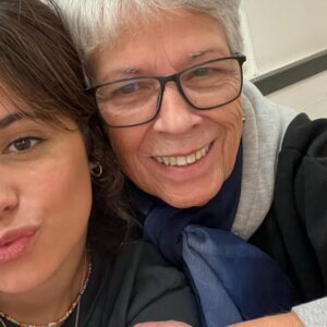 Camila Cabello Instagram - mi abuela es autora 🥺 me esta encantando este libro y no solo porque es mi abuela. es una experiencia muy unica en donde puedo escuchar las canciones que la han acompañado en cada capitulo de su vida intensa y ordinariamente mágica. Siempre lo sabia pero ahora ustedes tambien, mi abuela es una cabrona. 
LA GRAN BANDOLERA FOREVER ❤️‍🔥❤️‍🔥❤️‍🔥❤️‍🔥❤️‍🔥❤️‍🔥❤️‍🔥
“los boleros que he vivido” en Amazon hora,  dejen un review para apoyar si quieren ✨