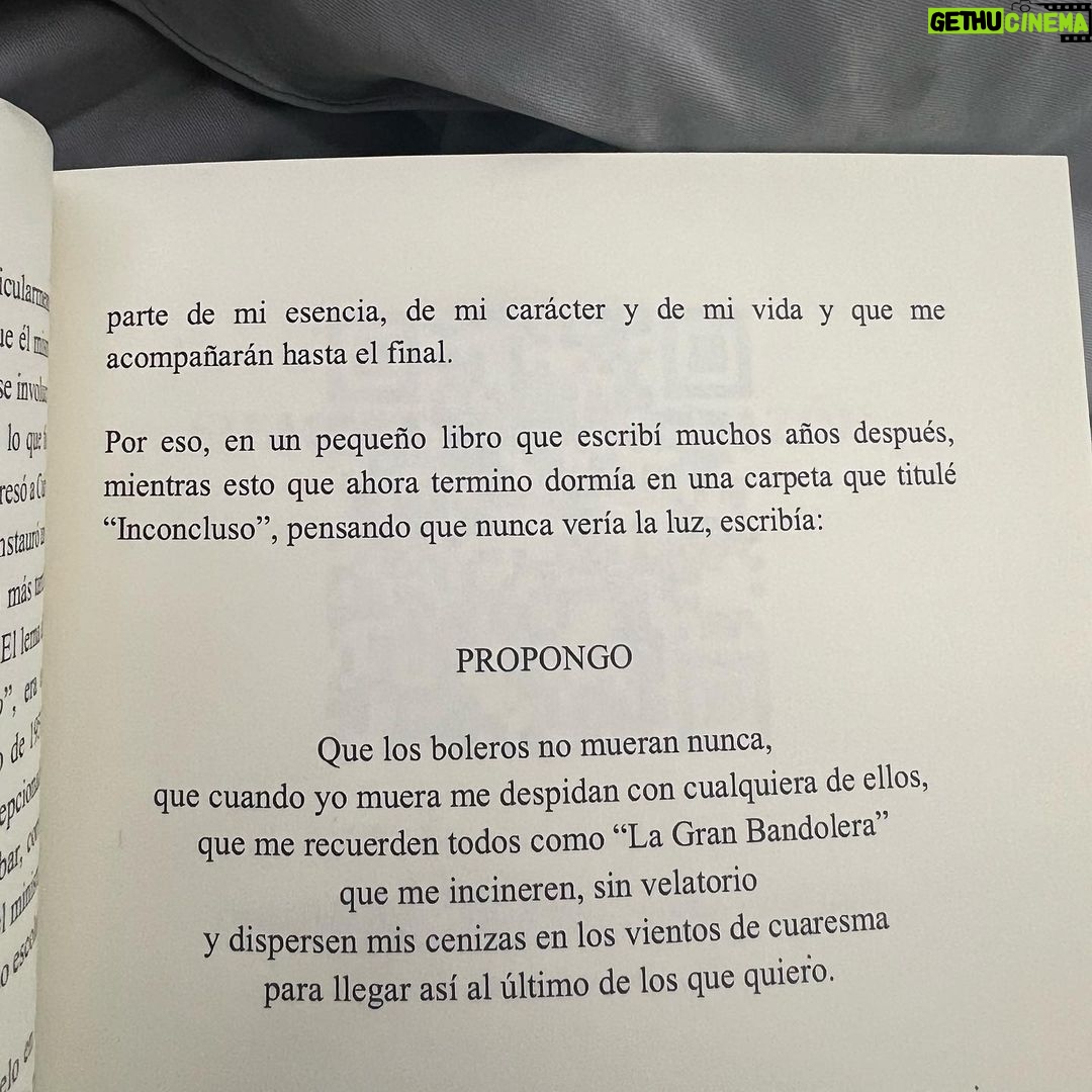 Camila Cabello - 1.6 Million Likes - mi abuela es autora π₯Ί me esta encantando este libro y no solo porque es mi abuela. es una experiencia muy unica en donde puedo escuchar las canciones que la han acompaΓ±ado en cada capitulo de su vida intensa y ordinariamente mΓ‘gica. Siempre lo sabia pero ahora ustedes tambien, mi abuela es una cabrona.
LA GRAN BANDOLERA FOREVER β€οΈβπ₯β€οΈβπ₯β€οΈβπ₯β€οΈβπ₯β€οΈβπ₯β€οΈβπ₯β€οΈβπ₯
βlos boleros que he vividoβ en Amazon hora, dejen un review para apoyar si quieren β¨