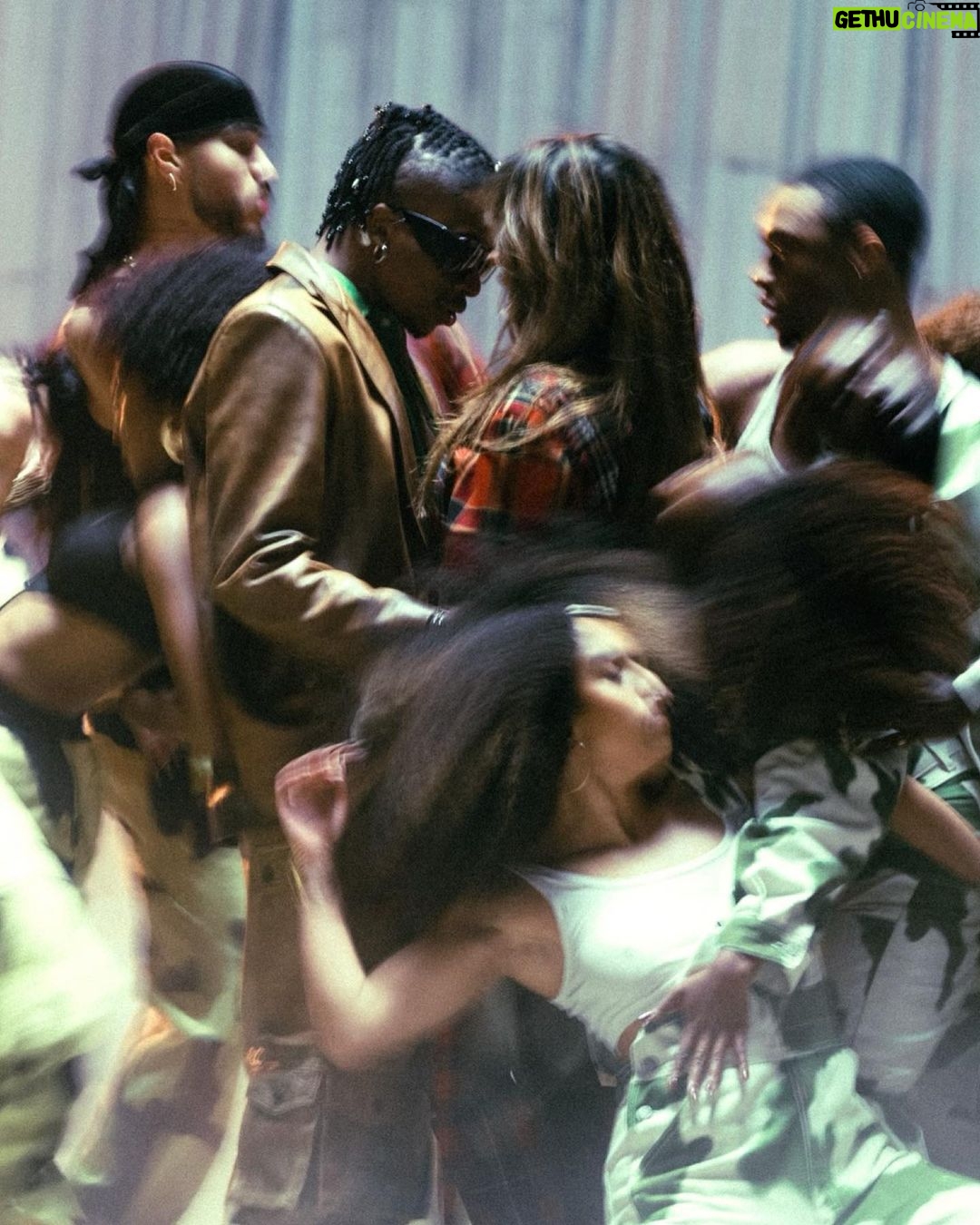 Camila Cabello Instagram - took a flight to @oxladeofficial ✈️✈️✈️ I’m so proud of this one . 💚 KU LO SA (remix) video coming soon