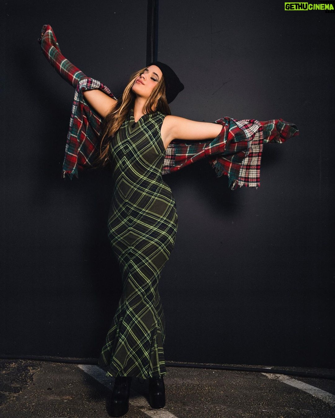 Camila Cabello Instagram - lesgetit. #teamcamila 🥊