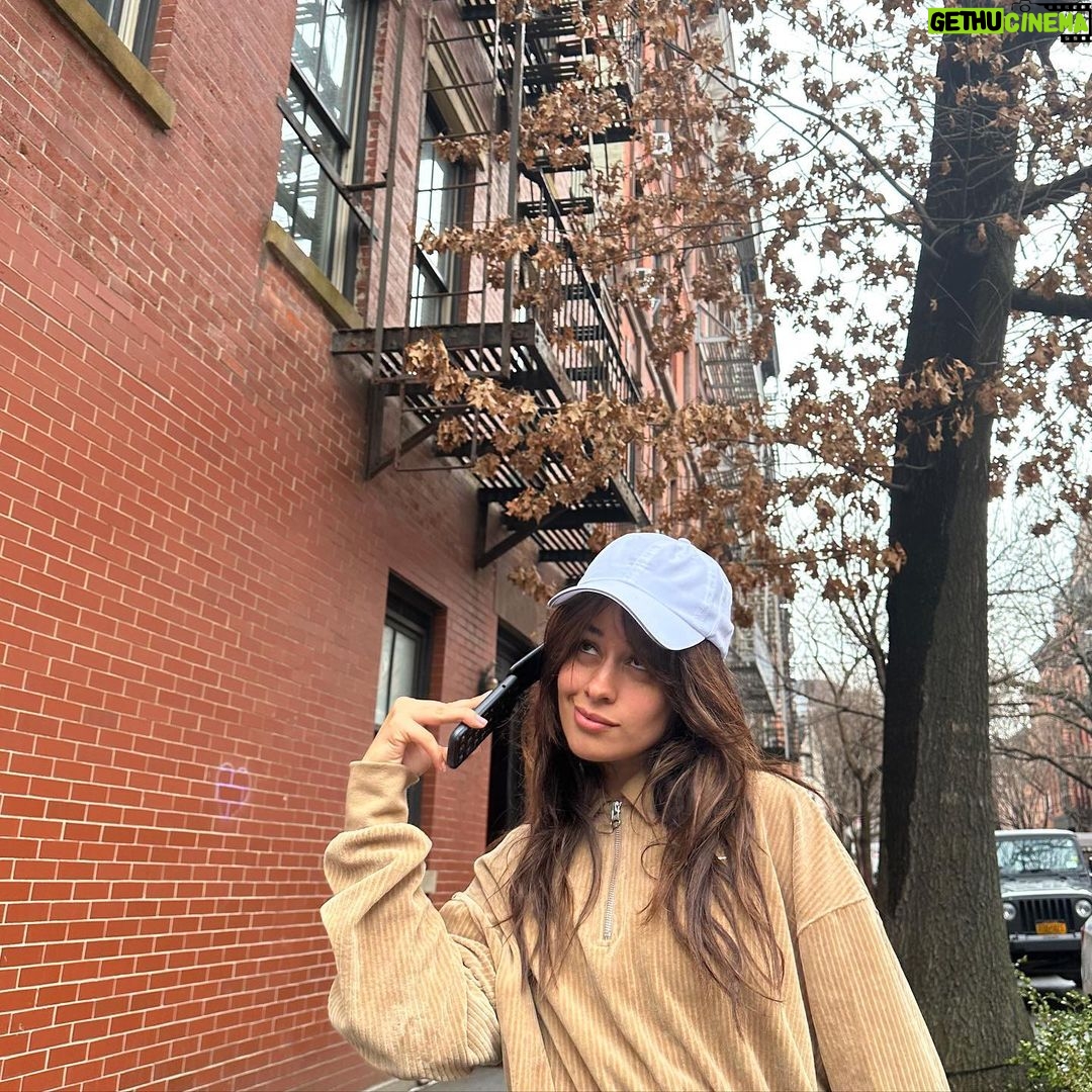 Camila Cabello - 1.8 Million Likes - I’m team flip phone revolution . Maybe I can write the theme song guys 💪💪💪💪
