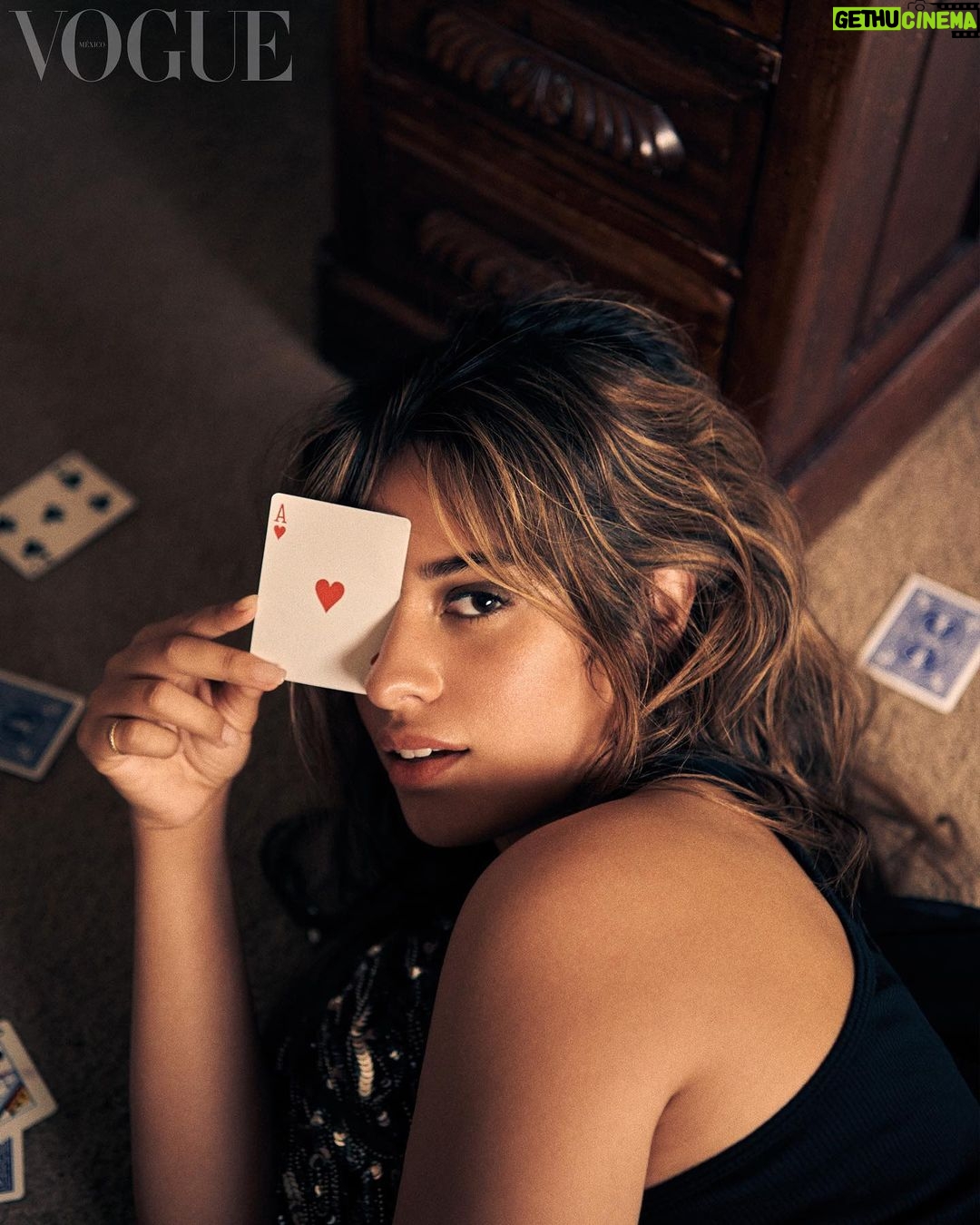 Camila Cabello Instagram - βY yo querΓa abrazar el discurso de que necesitas a otras personas para vivir tu vida mΓ‘s sana y feliz, que nadie puede hacerlo solo". @voguemexico FAMILIA π«π«π«π«π«π«π«π²π½π²π½π²π½π²π½π²π½ orgullosa de ser mexicana chingao!!!!!!!
