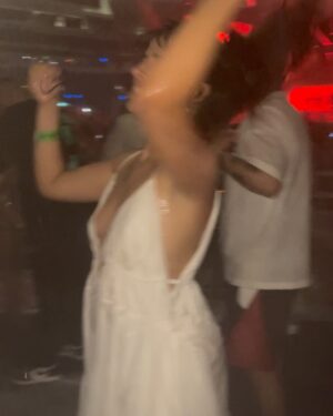 Camila Cabello Instagram - Instagram versus Reality. “EL BLÚMER CAMILA!!!!!!!“ 😹
@karolg LA ROMPISTE. vamos a bailar pronto otra vez en la lluvia amiga 🌪️ BICHOTA SEASON 4EVR 🎀🧜🏼‍♀️👑💅🏼