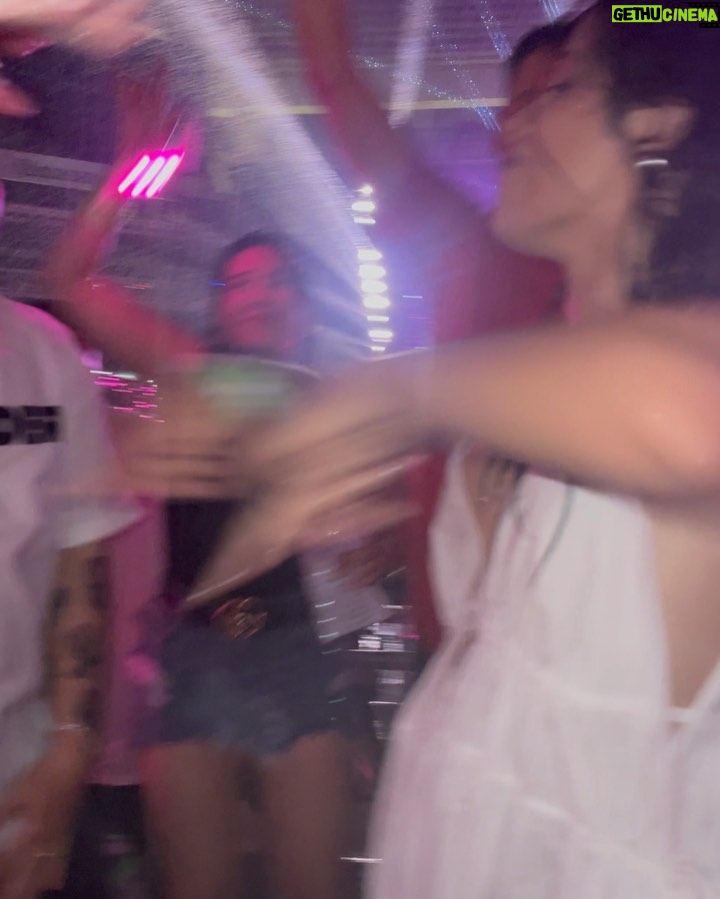 Camila Cabello - 2 Million Likes - Instagram versus Reality. βEL BLΓMER CAMILA!!!!!!!β πΉ
@karolg LA ROMPISTE. vamos a bailar pronto otra vez en la lluvia amiga πͺοΈ BICHOTA SEASON 4EVR ππ§πΌββοΈππ
πΌ