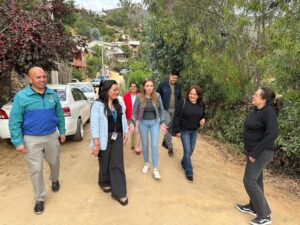 Camila Flores Instagram - ✅ En terreno con los vecinos del comité  Volver a empezar de #Olmue 
Junto a nuestro #CORE Percy Marin y nuestro alcalde Jorge Jil estuvimos celebrando la alegría de los vecinos del comité de pavimentación volver a empezar del sector Lo Narváez de Olmue por la aprobación de los más de 1100 millones de pesos para pavimentar las calles Serafín Pinto y Pablo Neruda, esto con fondos del Gobierno Regional 
Este proyecto contempla muros de contención y el ensanchamiento de calles, lo que le cambiará la calidad de vida a nuestros queridos vecinos 
Felices como equipo de poder decir #MisionCumplida